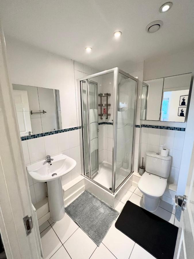 לונדון 2 Bedroom Apartment Near Olympic Park With Free Parking מראה חיצוני תמונה
